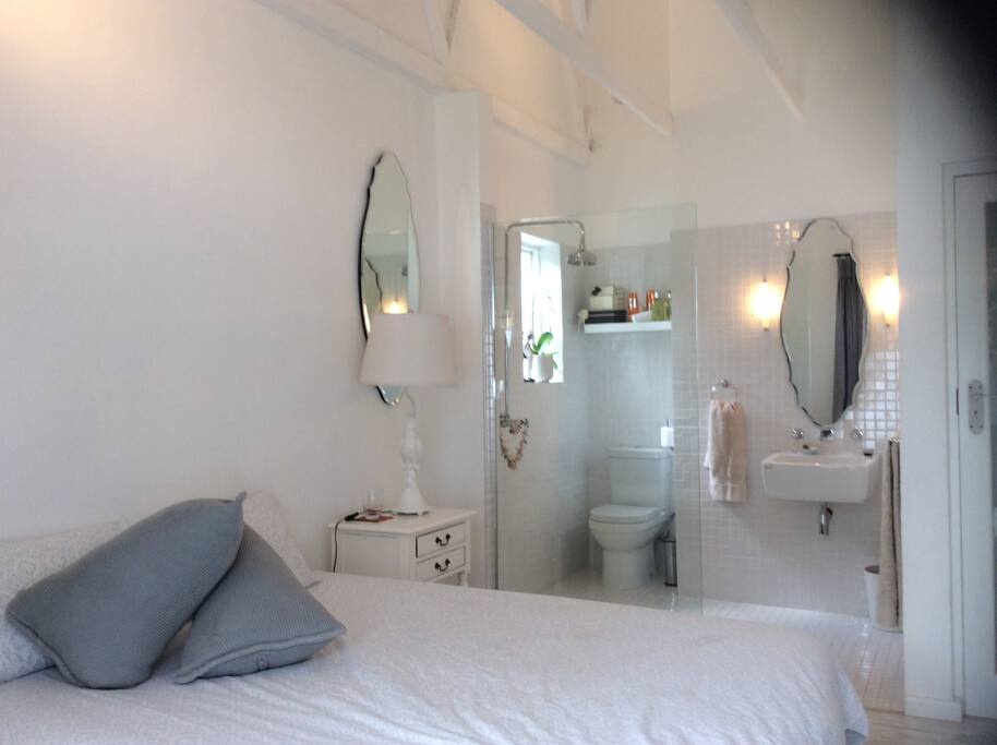 Main bedroom w on suite wet room in contemporary design