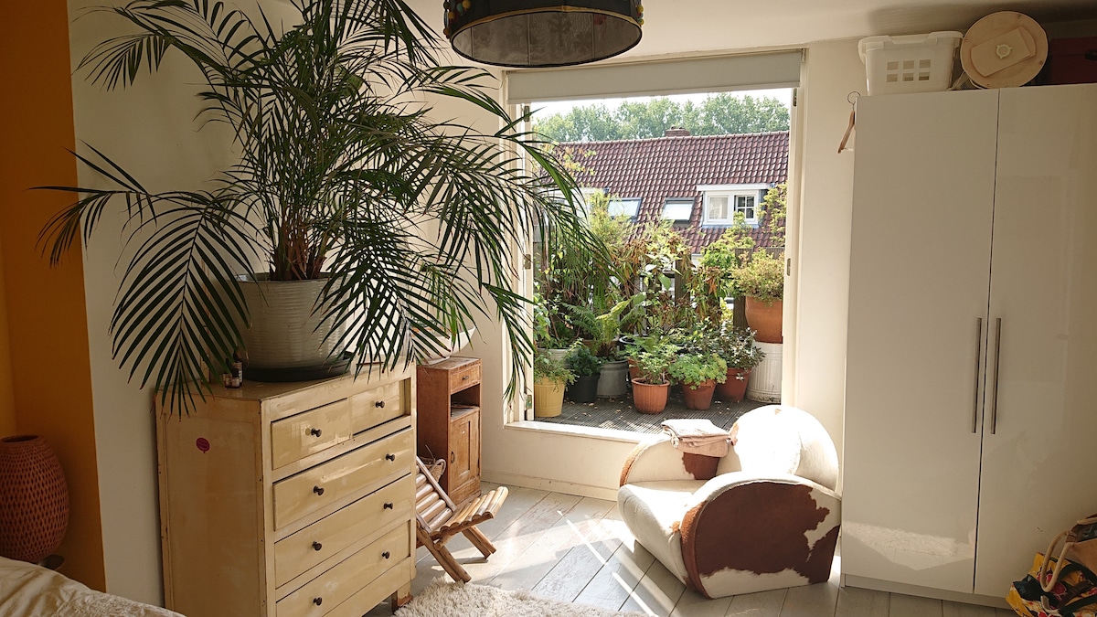 חדר שינה (עם מיטה זוגית) ליד מרפסת גג קומה 4