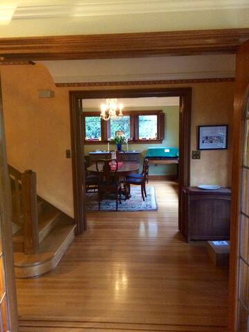 Classic Seattle 5 bedroom with all-city access gallery image 4