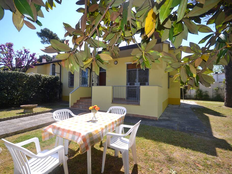 Ampio giardino con patio