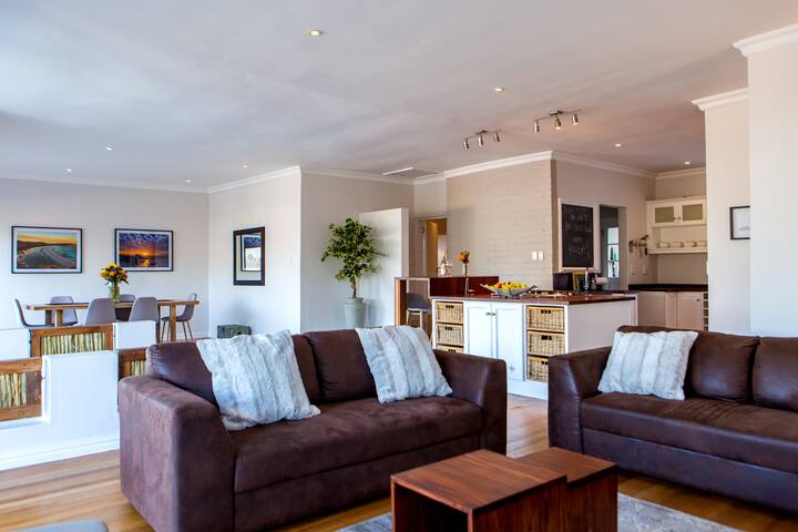 Solar Powered Cape Town Villa with fantastic views gallery image 5