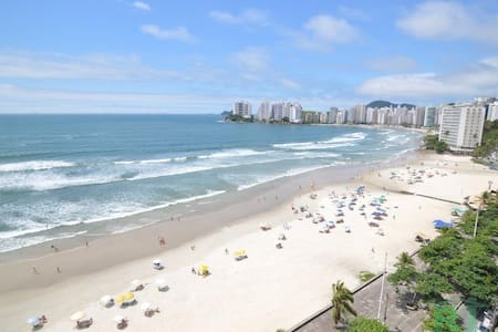 Apê à 100 metros da praia de Pitangueiras + Wi-Fi!