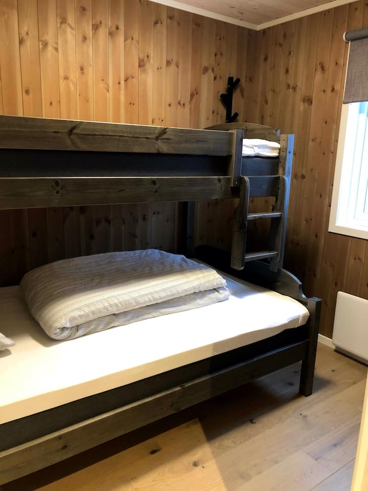 غرفة النوم 2 - سرير بطابقين عائلي (120 سم/90 سم)