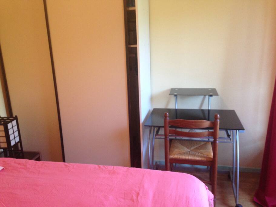 Coin bureau, chaise. 1/2 penderie
