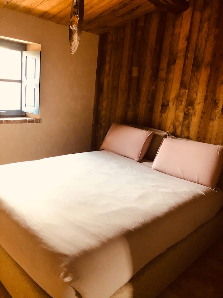 Habitación con baño con cama de 160 cm