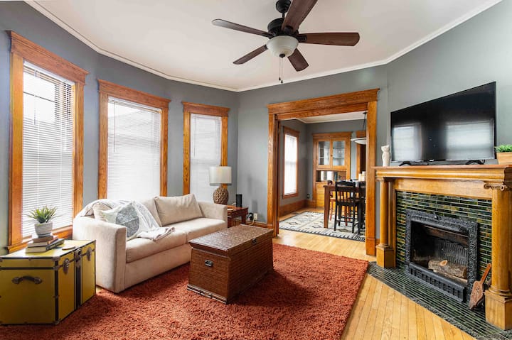 1st Floor Apt: ❤️ of Downtown Kzoo: Great Location