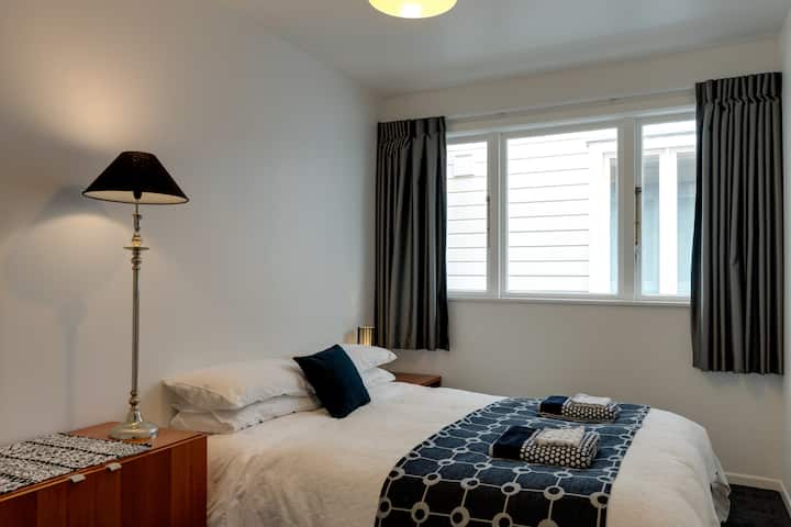 Chumba cha kulala cha kujitegemea kilicho na kitanda cha Malkia