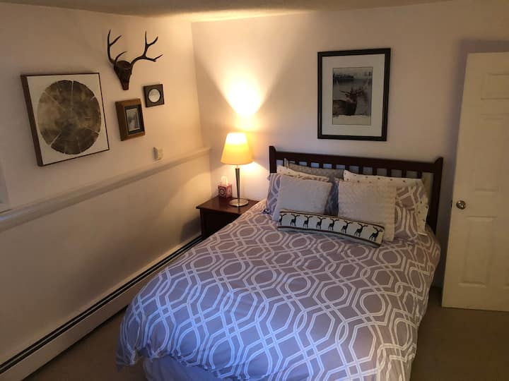 חדר שינה 2: מיטת קווין סייז אחת + מיטה זוגית אחת