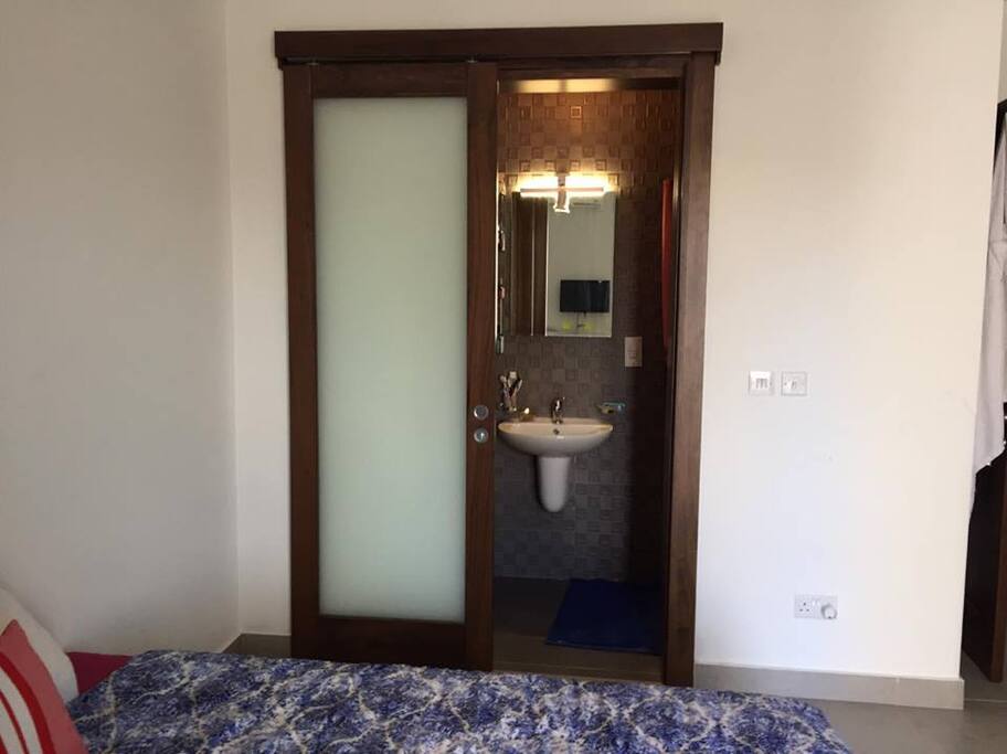 Salle de bain intégrée dans la chambre. Bathroom inside the bedroom.