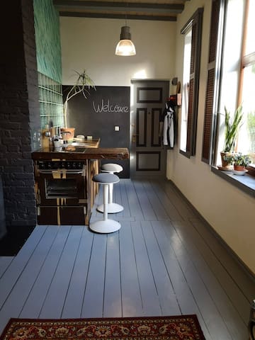 Small studio apartment in centre with free parking