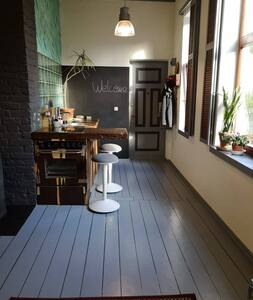 Small studio apartment in centre with free parking