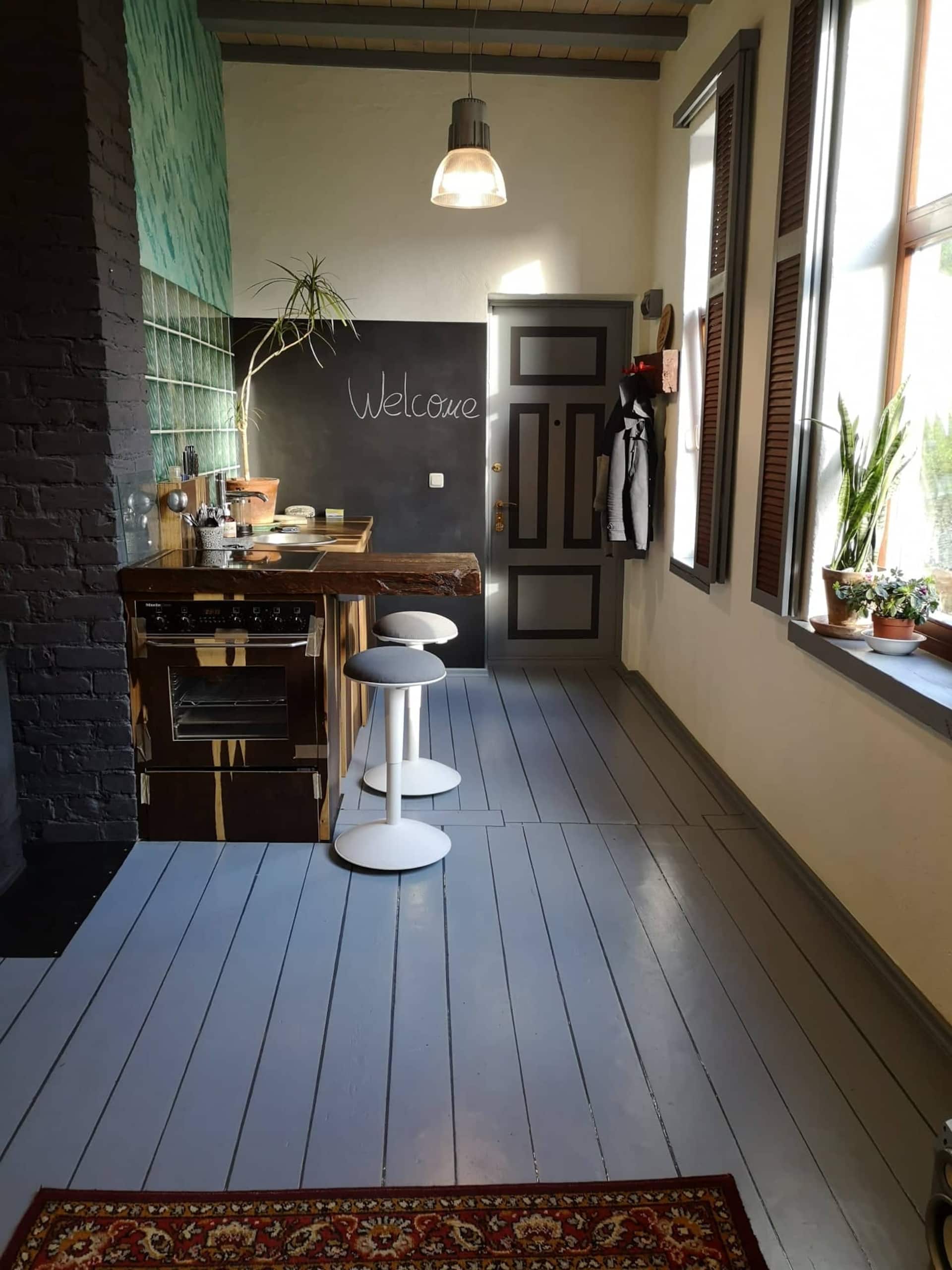 Small studio apartment in centre with free parking