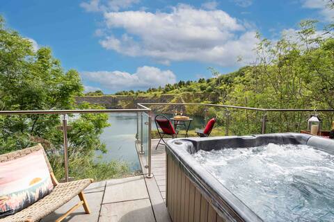 Waterside - a lakeside house - hot tub/sauna/views