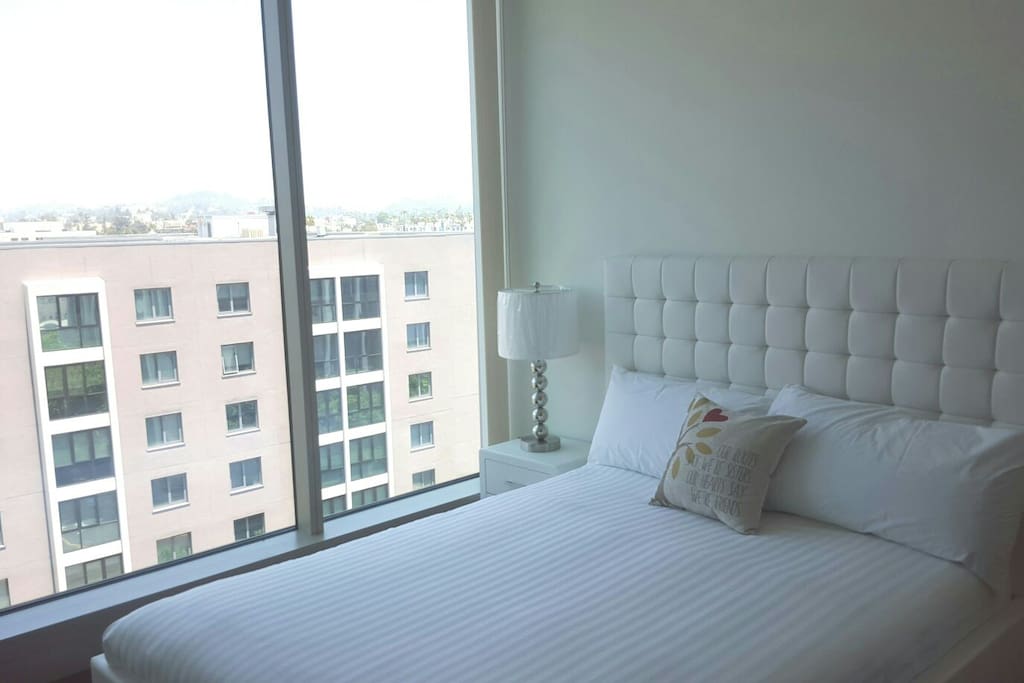 1 King memory foam bed, 1 Queen memory foam bed, 1 Queen air bed
