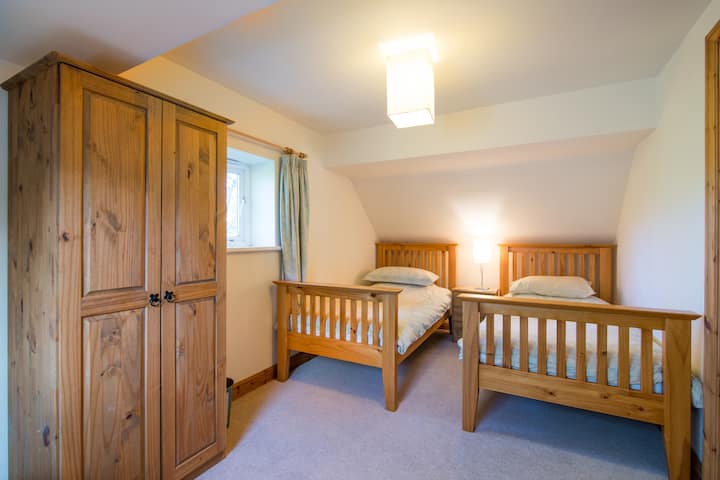 חדר עם שתי מיטות יחיד בקומה העליונה