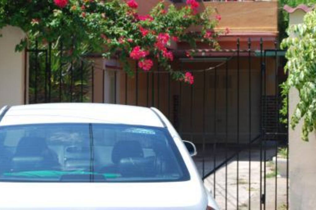 Parqueo privado disponible