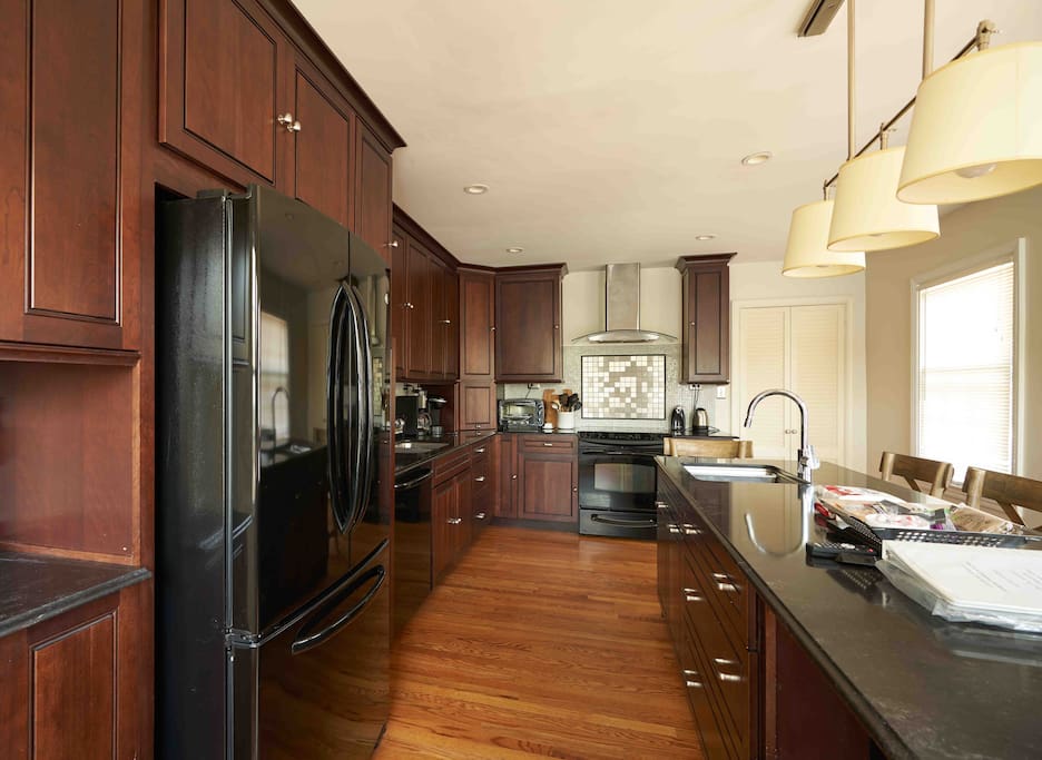 Bright and Airy Newly remodeled custom designed kitchen. Seats 6 at island.