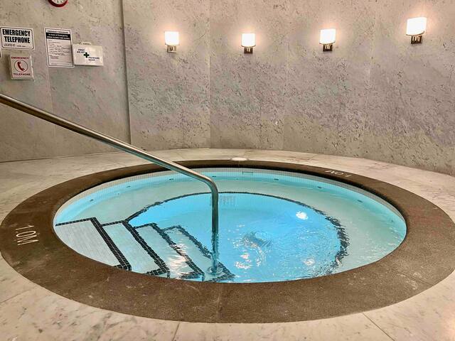 Luxury condo 2+2 /free parking on Bay Street gallery image 2