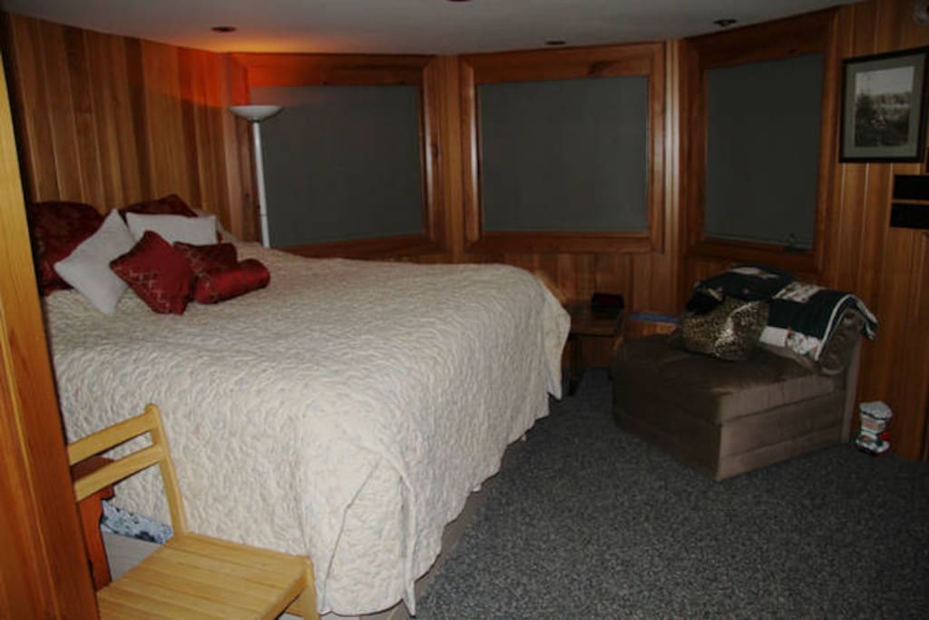Lower Suite Large Bedroom, comfy King Bed with lake view.