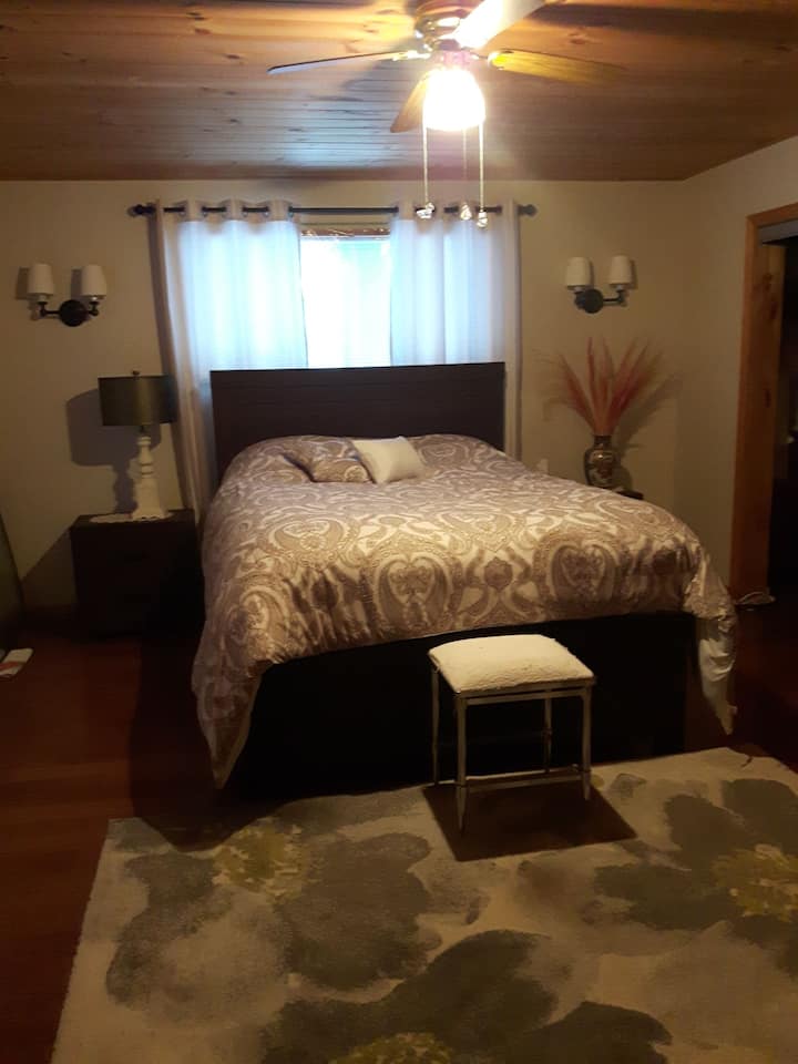 Glavna spavaća soba s bračnim krevetom (širine 150-179 cm) i vlastitom kupaonicom 