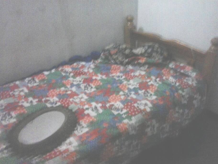 hab con s cama, baño compartido tre un gavetero puede usart la cocina,la nevera no se entrega llave hora de entrada 9 noche