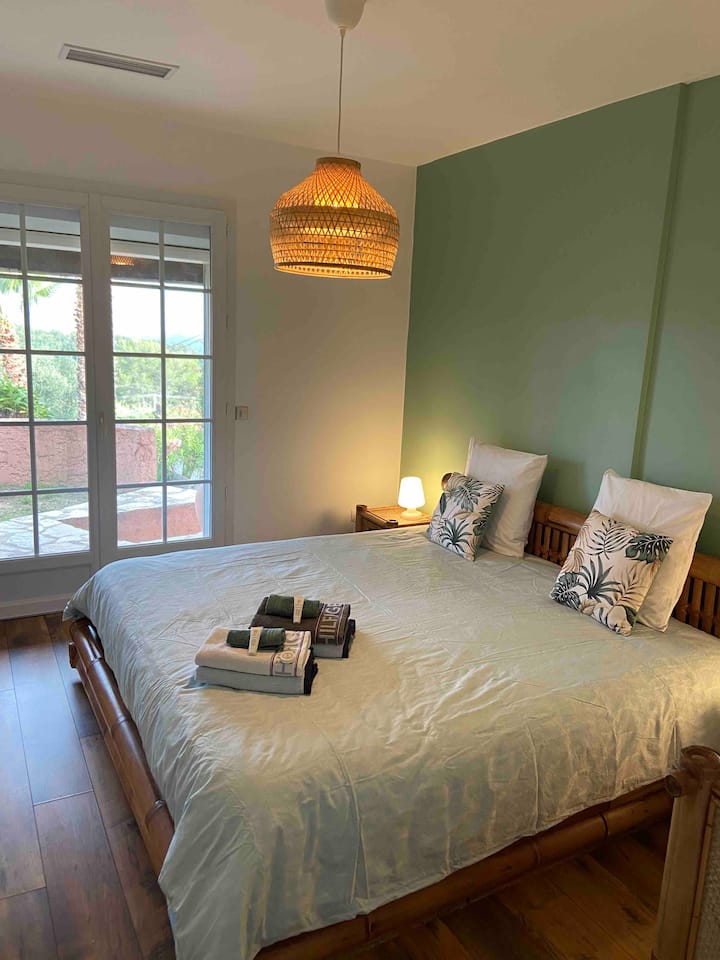 Კონდიციონერი - კოღოს ბადე
საწოლები 2x2 მ
Ტერასა ტერასაზე, 
საკიდებით გასახდელი
Ხალათების 
პირსახოცები და აუზი
შამპუნი/ საპონი