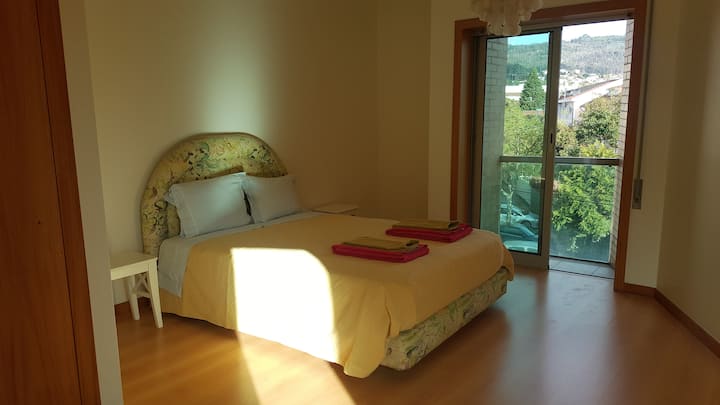 ห้องนอน - พื้นที่สว่างมากมีหน้าต่างบานใหญ่ 2 บาน 