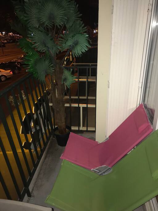 Balcon avec 2 transats face au port de Plaisance (installés de Mars à Novembre)
