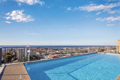 Bondi top floor studio - lift, view, pool, secure
