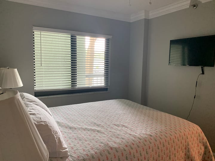 غرفة نوم ثالثة بسرير ملكي وتلفزيون ذكي