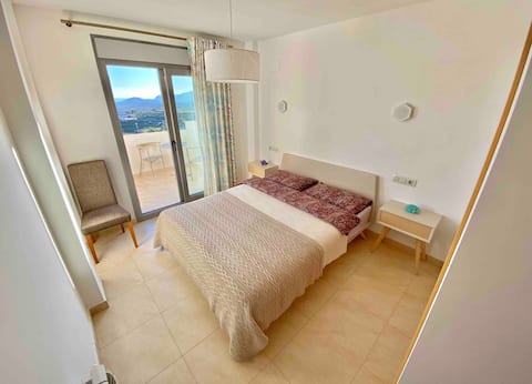 Room in apartment with sea view+private bathroom