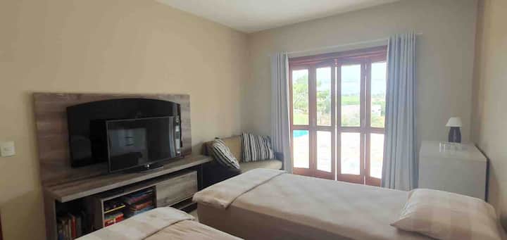 Dormitorio principal (opción de camas separadas) (cama tamaño king individual)
Aire acondicionado 
Televisión (canales abiertos)