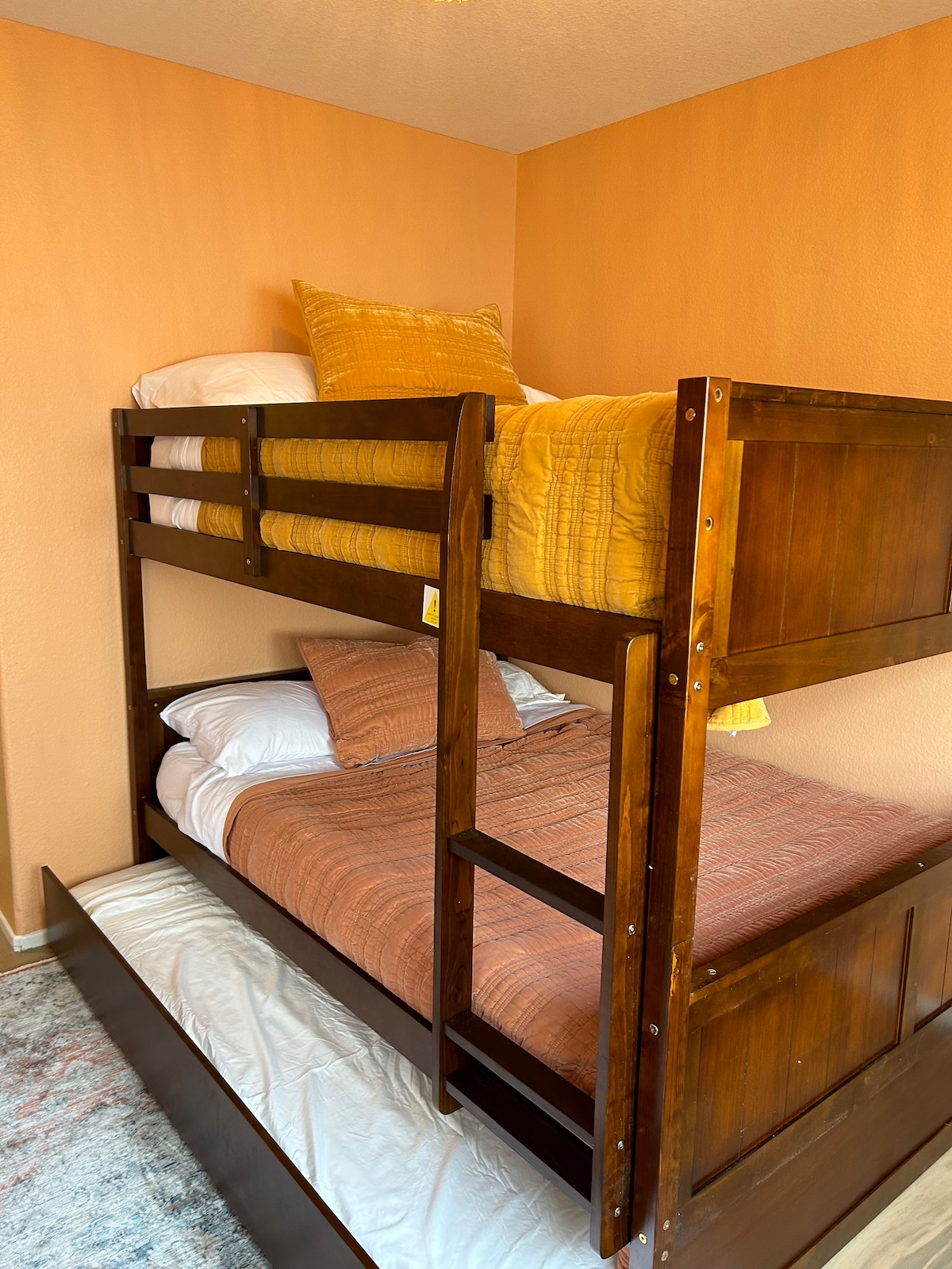 Imejaa vitanda vya ghorofa vilivyojaa vitanda viwili ili kutoshea kundi zima!