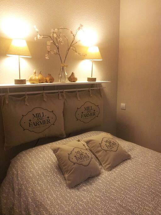 la chambre est séparée, cosy avec un placard comprenant : étagères, 1 tiroir et une penderie avec 8 cintres