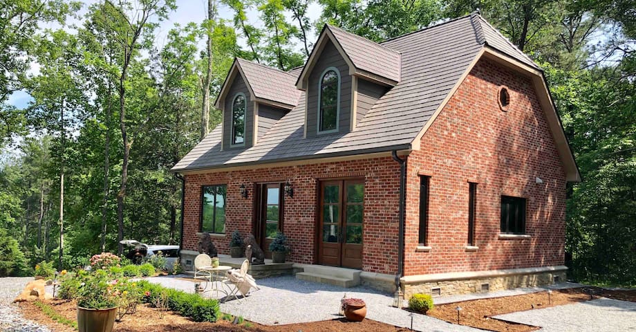 Relaxing French Country Cottage B&B on 30 Acres