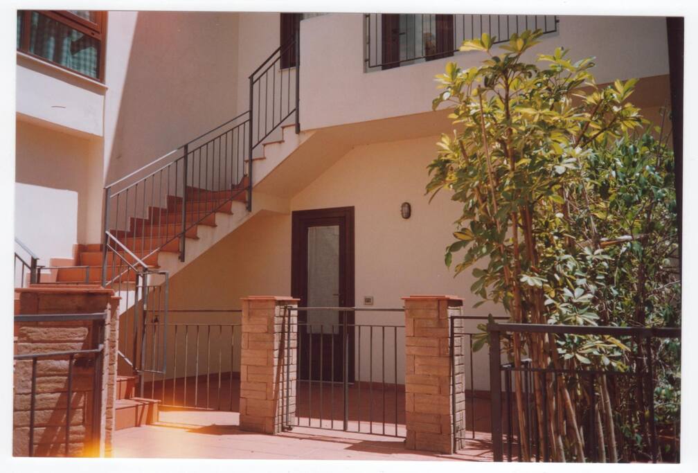 Patio con ingresso