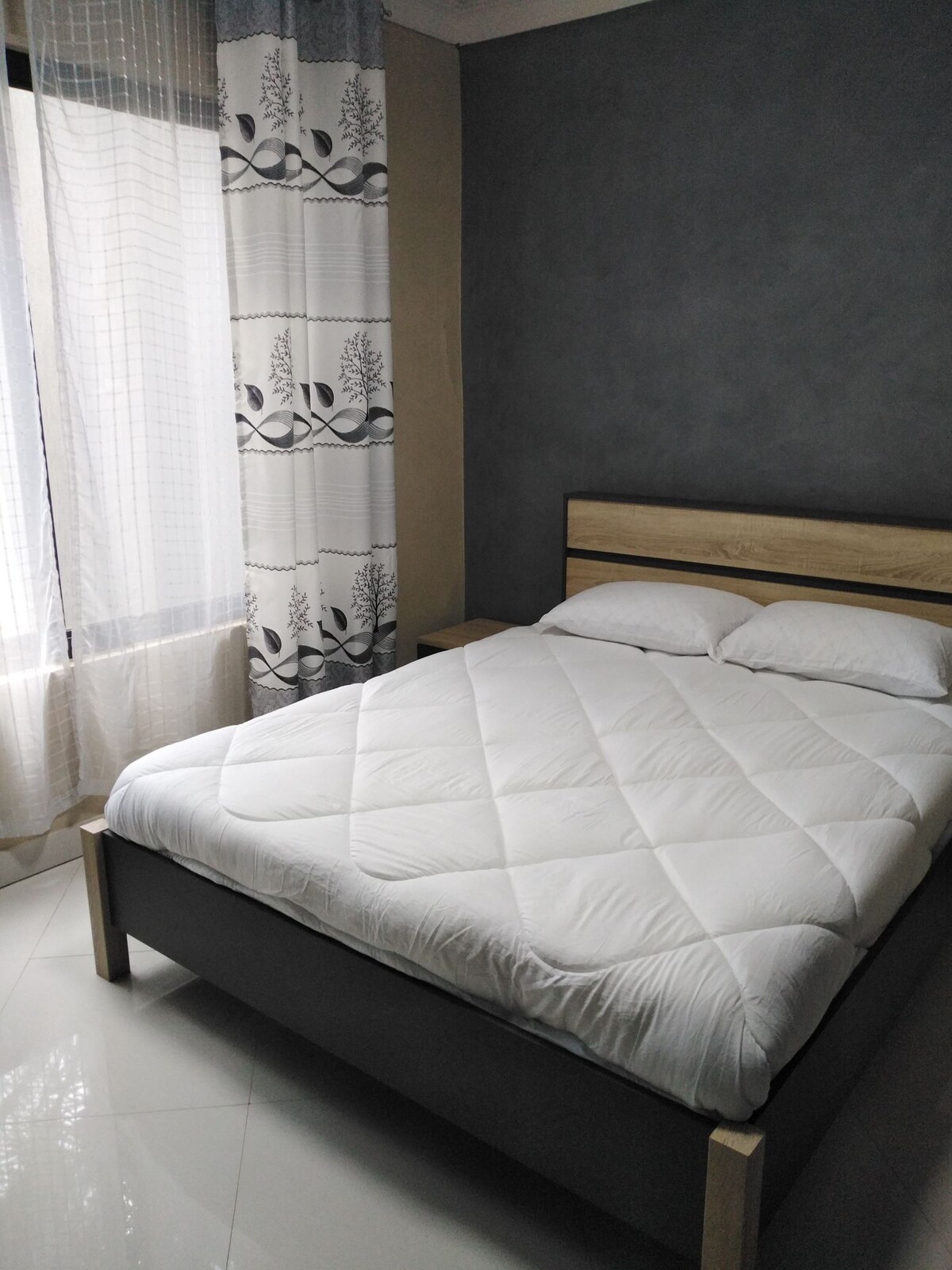 Პირველი საძინებელი არის მთავარი დამოუკიდებელი. ფართო და დასასვენებელი 