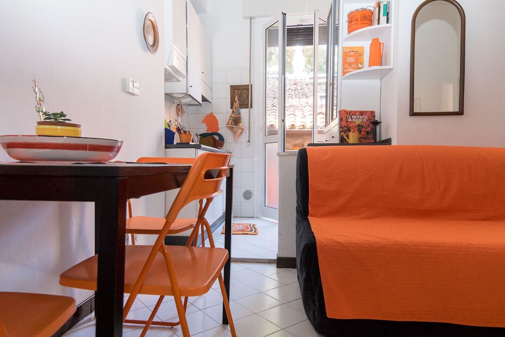 Living, cucina e balcone