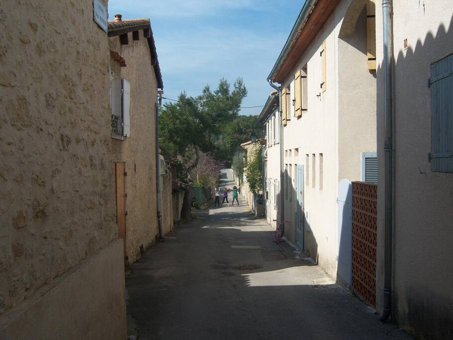 Ma rue ! Le mur de ma maison est à gauche .