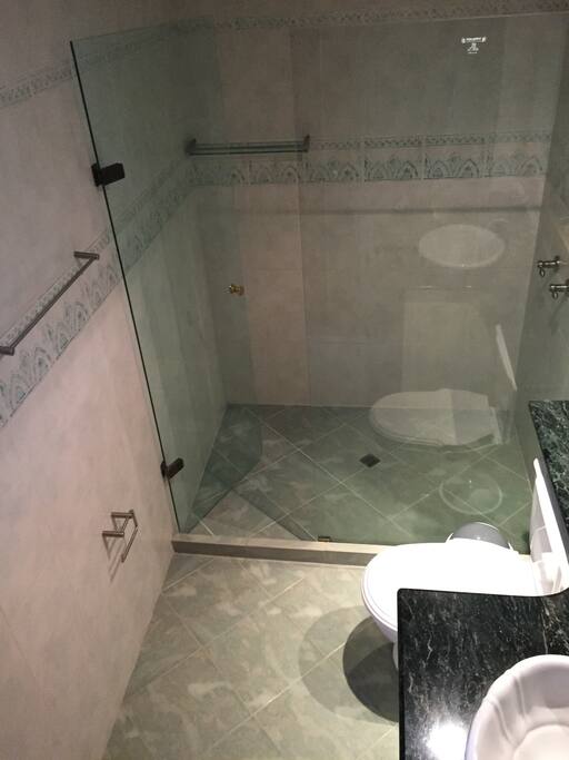 Private bathroom/ Baño privado