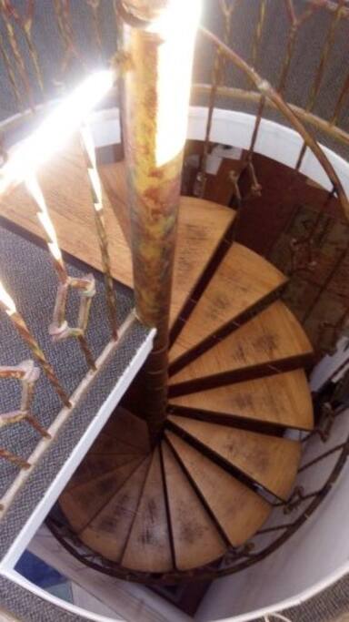 Escala de caracol, subida al piso.