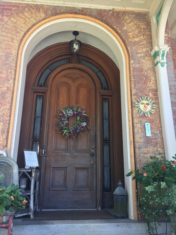 Spacious two bedroom Suite 3 blocks from Main St. Bed and breakfasts