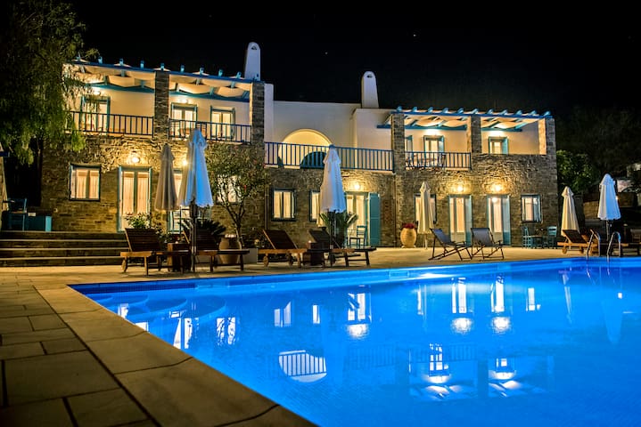 Superior 2 bedroom house with 2 guesthouses