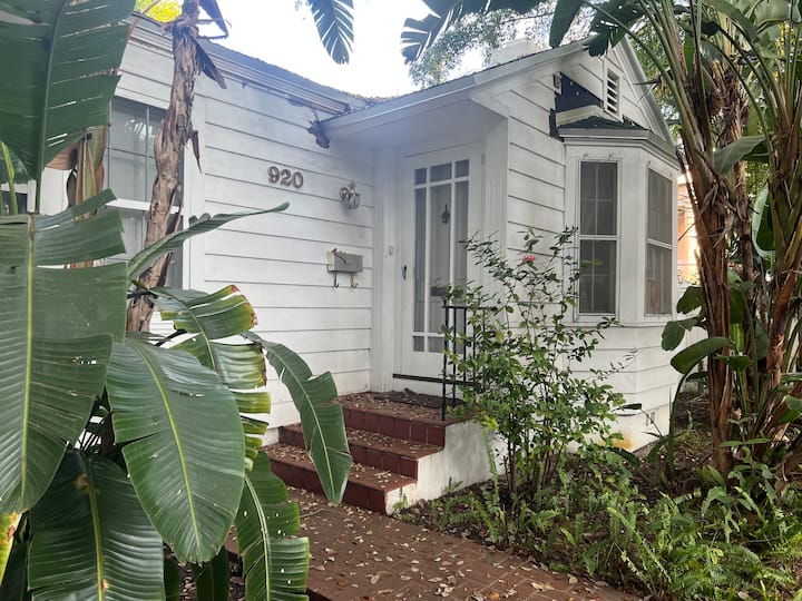 Entire house in top location with free Parking Villas for Rent in