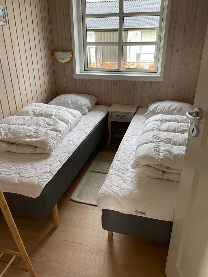 Room 3 with 2 single beds