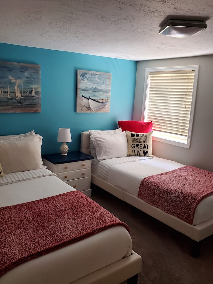 Spálňa s oddelenými posteľami v suteréne na prízemí (aktualizovaná farba farby).