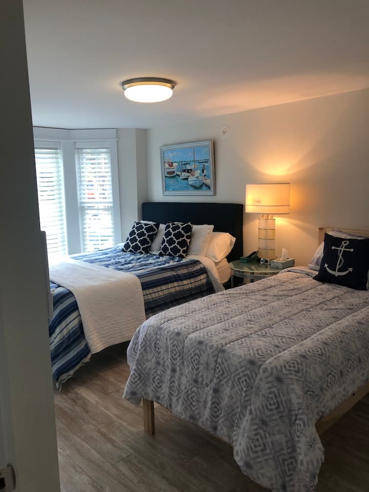 เตียงแฝดยาวพิเศษและเตียงควีนไซส์ในห้องนอนที่ 2