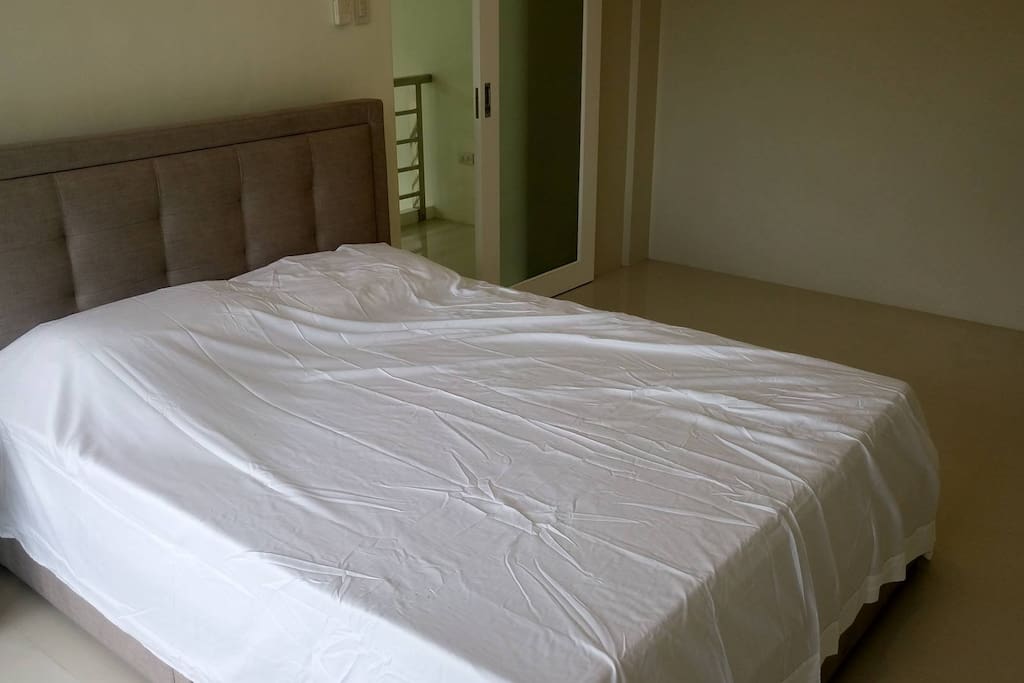 3rd floor queen size bed with shared toilet/bath