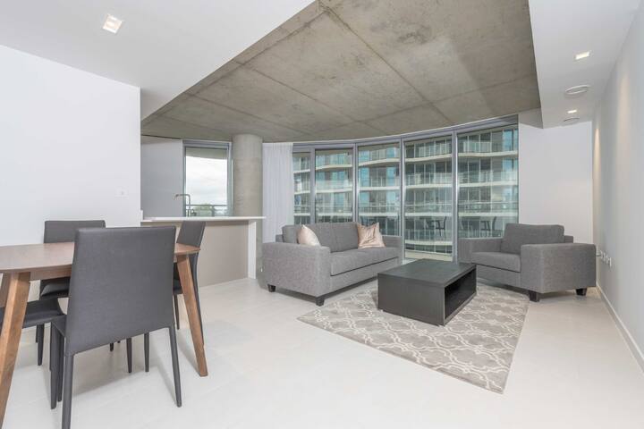 2 Bedroom Penthouse, Views of Canary Wharf and O2 gallery image 2
