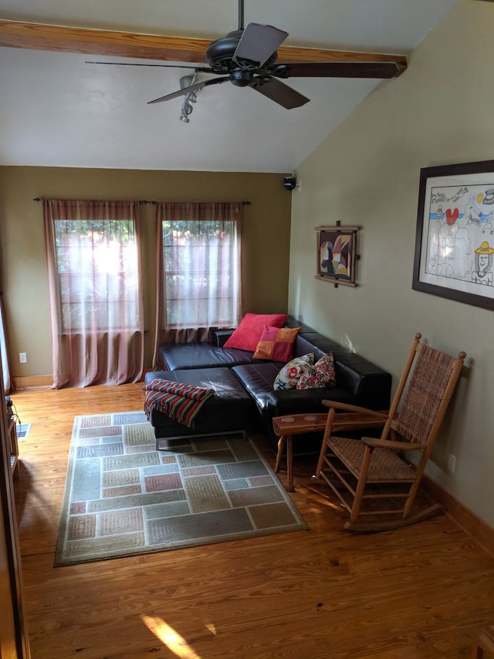 Contemporary Pondview Cottage - Gainesville, FL